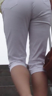 街拍上天桥的白裤少妇