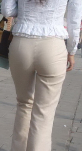 街拍提臀米裤mm