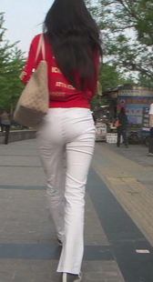 街拍提臀白裤学生美眉，内痕可见