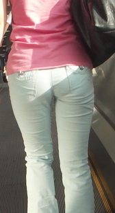 街拍紧裤mm的背影