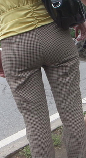 街拍格子紧裤妈妈