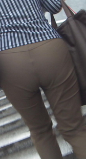 街拍巨臀少妇上天桥