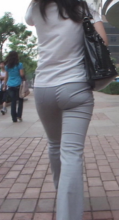 街拍内痕明显的白裤少妇