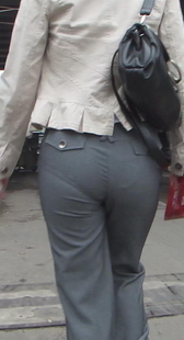 街拍扭动中的深色紧裤mm