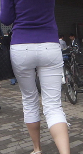 街拍时尚白裤美眉，细腿不错