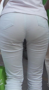 街拍和妈妈在一起的白裤mm，臀部特写