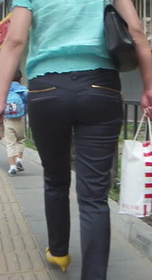 街拍黑紧裤黄高少妇