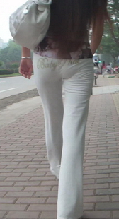 街拍长腿白裤内内可见