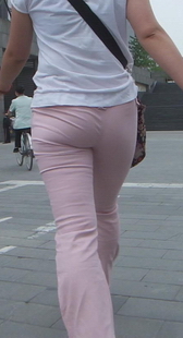 街拍粉裤臀部特写