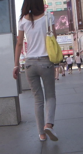 街拍提臀紧裤学生美眉气质