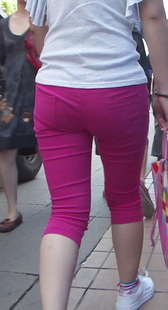 街拍两个七分紧裤mm