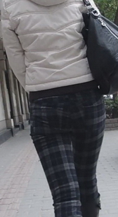 冬天的风景，羽绒服格子裤长靴