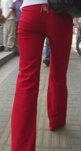 街拍红裤mm的走姿