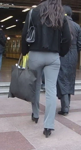 街拍巨臀紧裤少妇