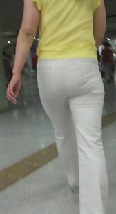 街拍黄衣白裤，有特写