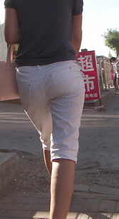 街拍白裤短黑丝凉鞋少妇