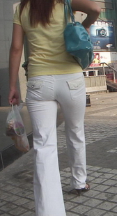 街拍黄昏时分白裤mm