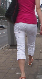 街拍白裤mm上跳桥