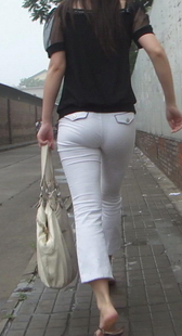 街拍提臀白裤，黑纱上衣mm