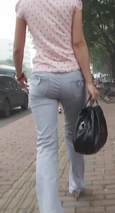 街拍提臀紧裤mm的背影