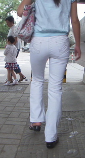 街拍白紧裤mm的走姿