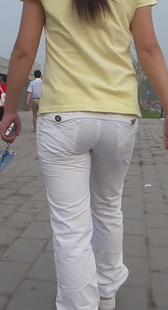 街拍白裤黄衣mm