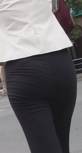 街拍黑裤包裹下的大圆臀