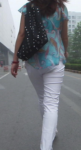 街拍上班路上的白裤花衣OL