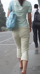 街拍上班路上的两个OL美眉