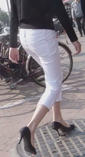 街拍经典白紧裤黑高OL气质美眉