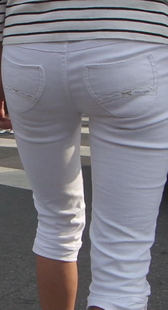 街拍白紧裤少妇紧臀凉拖