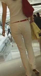 街拍商场里穿着白净的女人