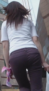 街拍紧裤上跳桥，仰视内痕流鼻血