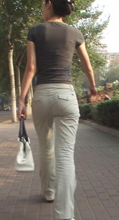 街拍夏日里的梨形身材mm