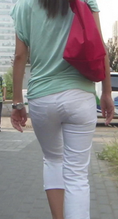 街拍白裤美眉走动，光线看似黄昏