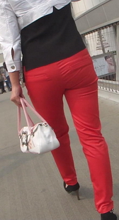 街拍电梯上的红紧裤黑高跟美眉