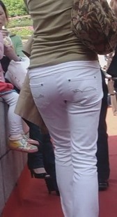 街拍白裤紧臀特写