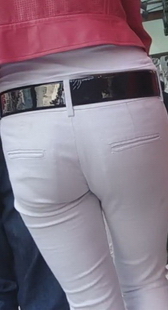 黑色皮带将下半身白紧臀分割的好清楚