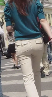 街拍黄色、米色两紧臀，你最喜欢哪一臀