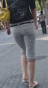 街拍紧紧的中裤美眉，走路方显臀美