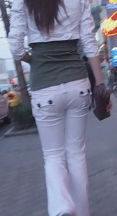 跟拍白裤长腿美眉