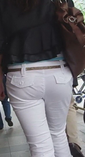 街拍白裤美眉过马路，穿衣显示干练型