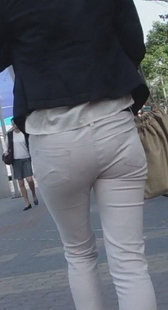 白紧裤红高跟，走起路来显内