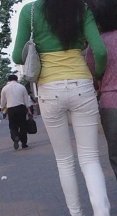 搀扶老人的爱心美女，白裤美臀更显魅力