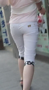 白裤美眉你是舞蹈演员嘛，走起路像跳舞