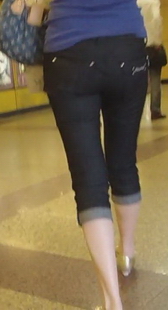 蓝牛紧裤少妇，身材可以