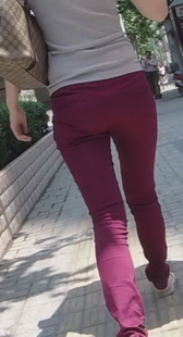 凉拖紧裤美眉，侧面凸显身材