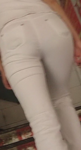 仰视上楼梯的白裤臀部诱惑