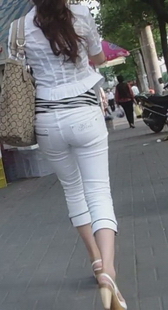 街拍白裤女人的走姿