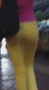 夜幕降临依稀可见美女穿着鲜艳